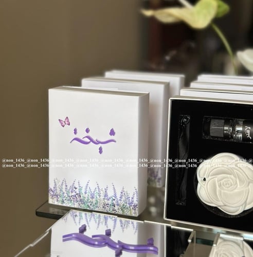 بوكس فواحة وردة شانيل مع اسم بارز و شريطة