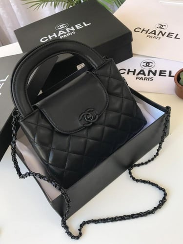 شنطة يد من شانيل