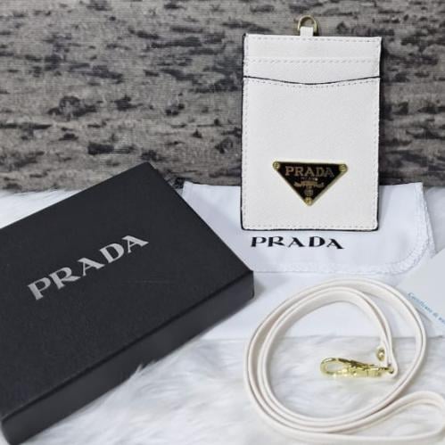 حامل البطاقة (الكارد هولدر) من ماركة برادا