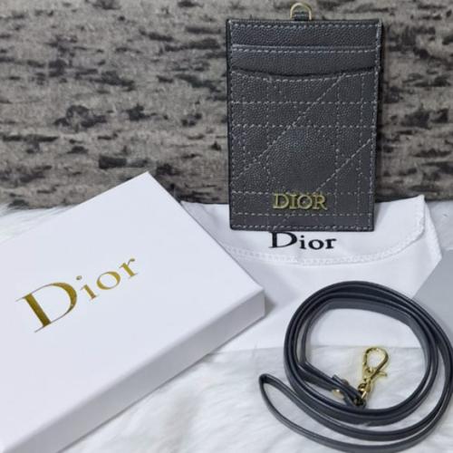 حامل البطاقة (الكارد هولدر) من ماركة ديور