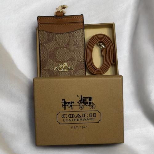 حامل البطاقة (الكارد هولدر) من ماركة كوتش