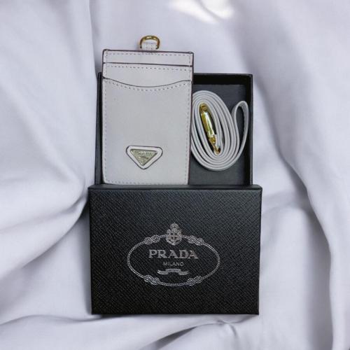 حامل البطاقة (الكارد هولدر) من ماركة برادا