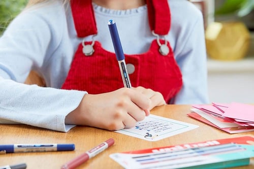 قلم حبر سائل أحمر (UB-150) (ماركة يوني بول) اليابا...