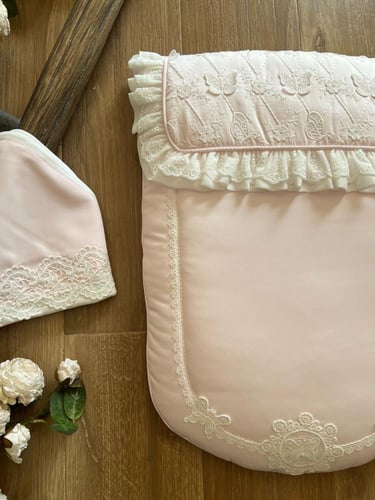 مفرش وردي بناتي مع لفه والقبعة الفرنسية