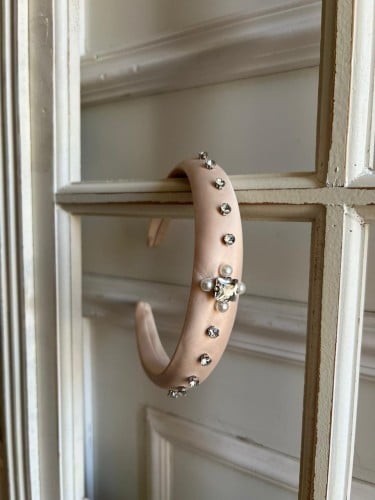 طوق وردي فاتح