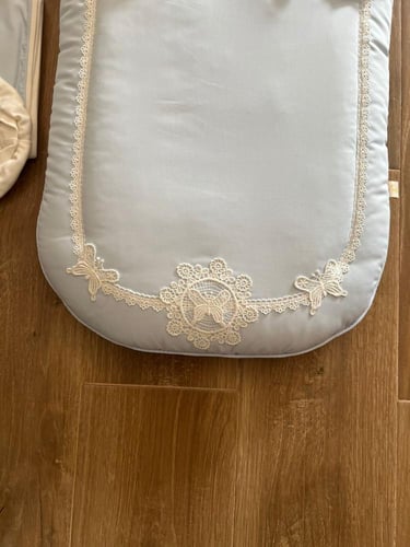 مفرش أزرق مع لفة والقبعة