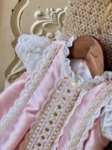 فستان 0-3 الى 9-12 مع القبعه الفرنسيه من1الى 5 سنو...