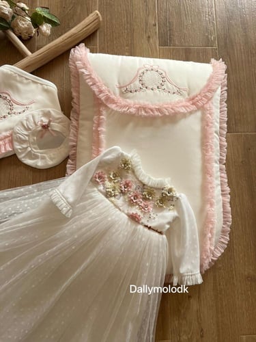 مفرش بناتي مع لفة والقبعة