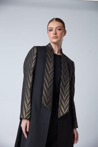 بليزر اسود وجاكار ذهبي فالكتف