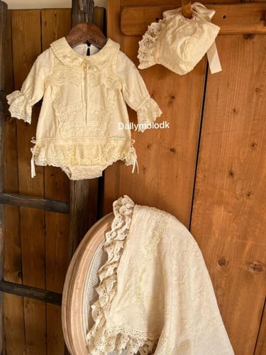 لفة دانتيل بيج محايد مع القبعة الفرنسية