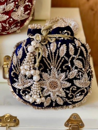 شنطة خرز مخمل