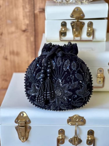 شنطة خرز مخمل