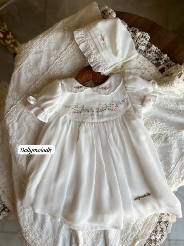 فستان اوف وايت تطريز ورد 0-3 الى 6 شهر