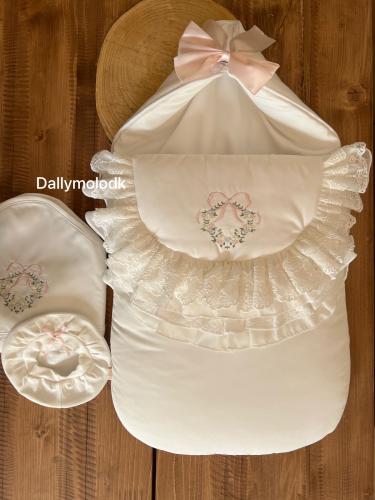 مدس تطريز مع اللفه والقبعه الدائريه