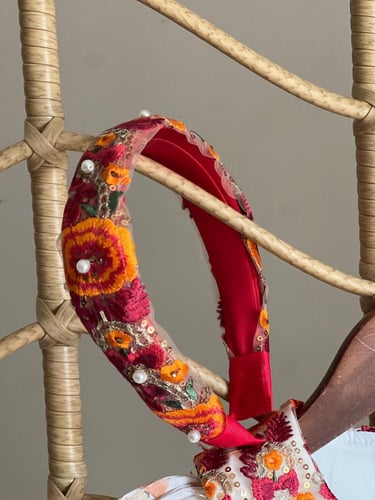 طوق برتقالي واحمر