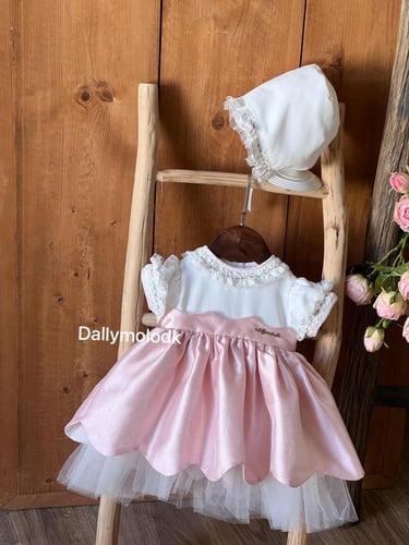 فستان من 0_3 الى 9_12 مع القبعة الفرنسية ومن 1 الى...