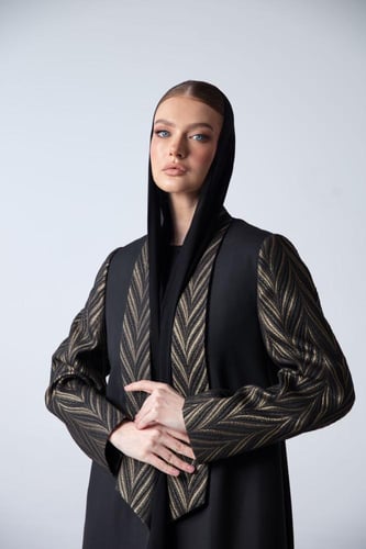 بليزر اسود وجاكار ذهبي فالكتف