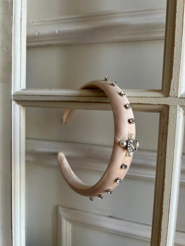 طوق وردي فاتح