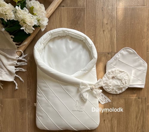 مدس محايد اوف وايت مع اللفه والقبعه الدائريه