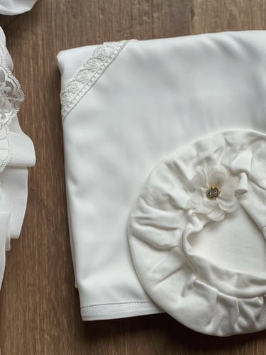 مدس اوف وايت بناتي مع اللفه والقبعه الدائريه