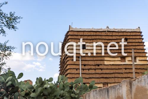 بيت طين قديم في قرى البطحاء في الواديين بمنطقة عسي...