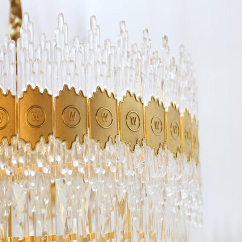 ثريا دائرية كرستال مع تاج باحرف تضيف لك لمسة عصرية