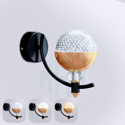 اضاءة جداري عصري مع ذهبي لامع وأسود.