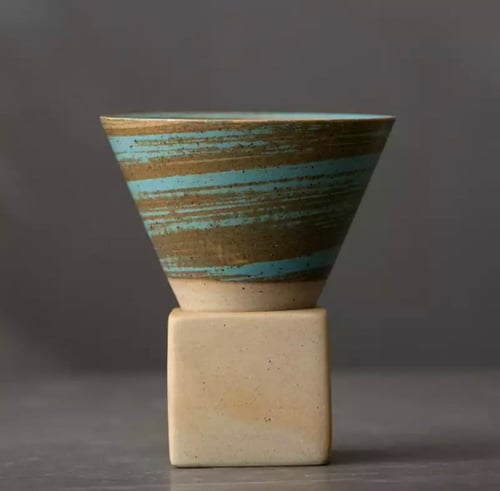 كوب قهوة مخروطي مع قاعدة بعدة الوان 150 مل