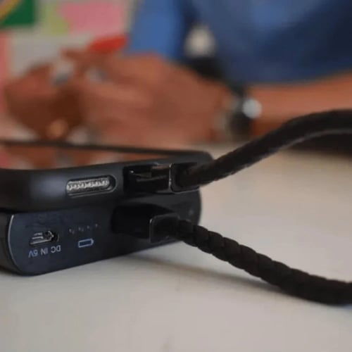 كيبل ايفون شكل سوارة يد جلدي - تن بلس