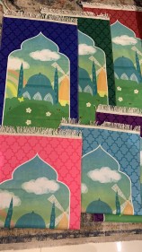 سجاده اطفال مع كتابه الاسم