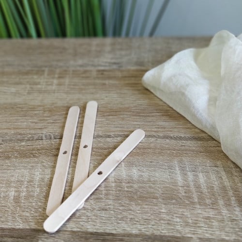 «أعواد خشب لتثبيت الفتيل»