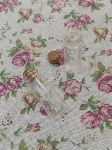 قوارير قزاز صغيرة