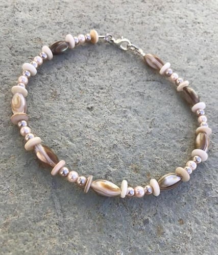 صناعة خلخال من الصدف الطبيعي