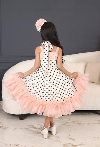 فستان هبه المنقط + اكسسوار شعر