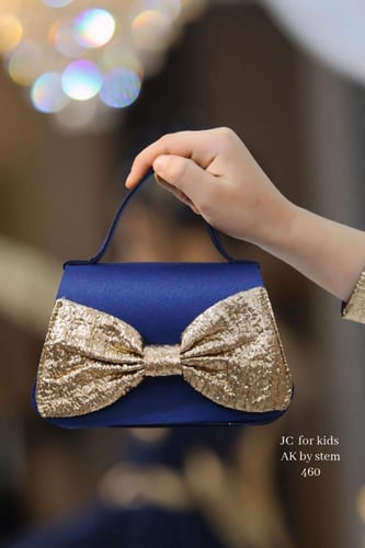 فستان كحلي وذهبي + اكسسوار شعر + شنطه