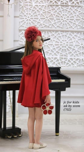 فستان احمر مزين بأزرار+اكسسوار شعر + شنطه