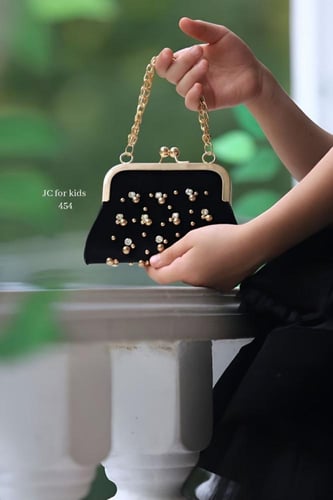 فستان مخمل أسود + شنطه + اكسسوار شعر