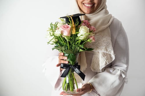 باقة اليوم مبروك التخرج مزهرية