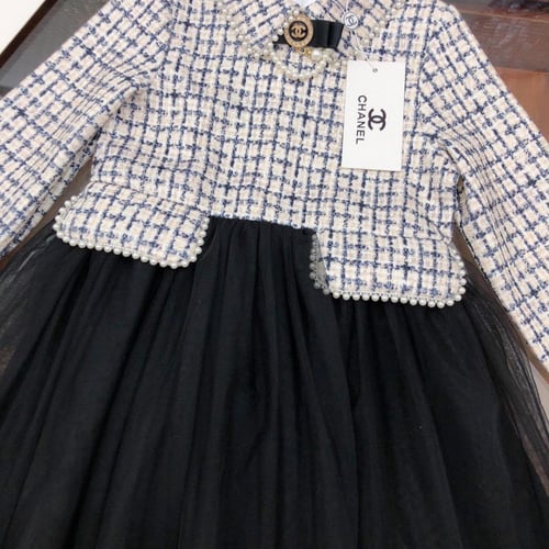 فستان شتوي للمناسبات من شانيل مزين ببروش