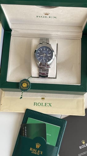 ساعة رولكس فضي من داخل كحلي مع الملحقات