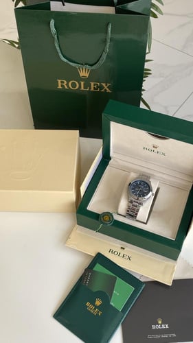 ساعة رولكس فضي من داخل كحلي مع الملحقات