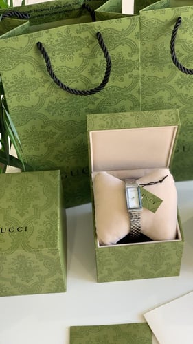 ساعة قوتشي فضي مع ابيض مع ملحقاتها