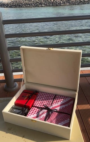 بوكس العيد + شماغ+ محفظه كارتير + توله عود صغيره