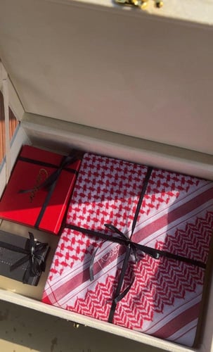 بوكس العيد + شماغ+ محفظه كارتير + توله عود صغيره