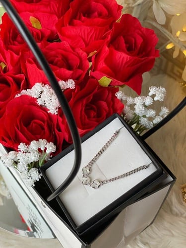 عرض التخرج ‍ بوكس مع ورد شبيه طبيعي+ اسم الخريجه+...