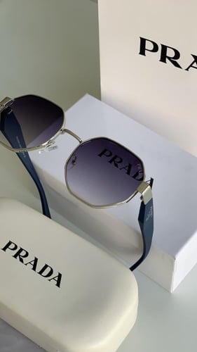 ‏نظارة برادا كحلي مع ملحقاتها