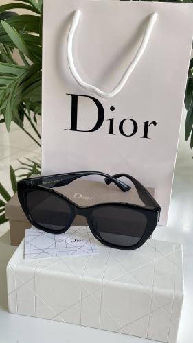 نظارة ديور مع ملحقات