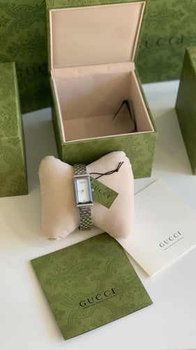 ساعة قوتشي فضي مع ابيض مع ملحقاتها