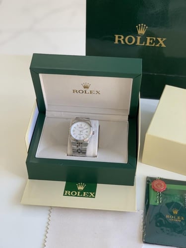 ساعه رولكس فضي من داخل ابيض مع ملحقاته