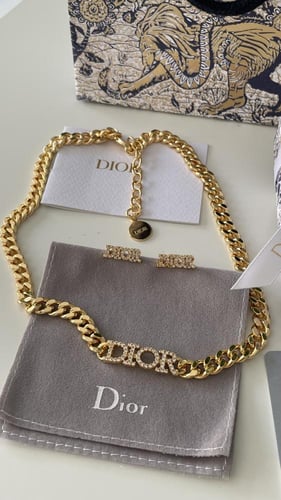 سلسال وحلق ديور ذهبي